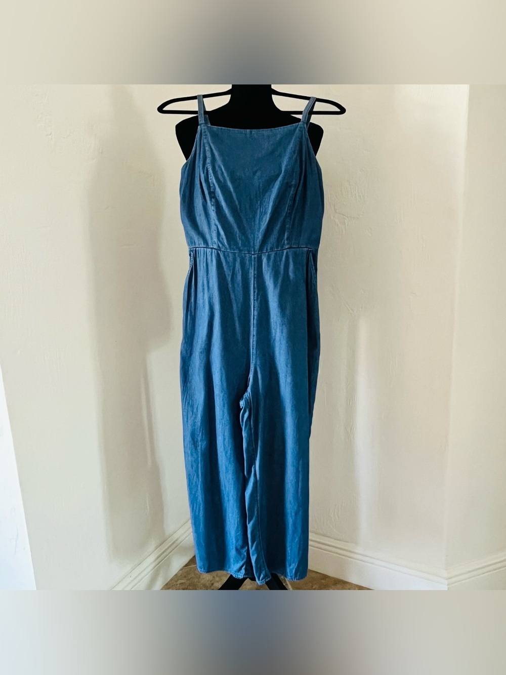 Old Navy Chambray Wide Leg Crop Jumpsuit M Blue Spaghetti Strap Pockets Elastic